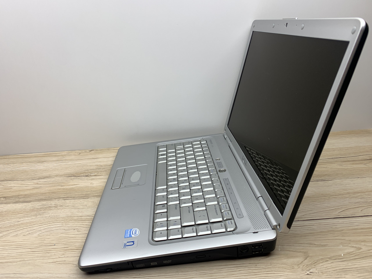 Б/в Ноутбук Dell Inspiron 1525 / Intel Core 2 Duo T8100 / 4 Гб / HDD 320 Гб / Клас B (не працює батарея)