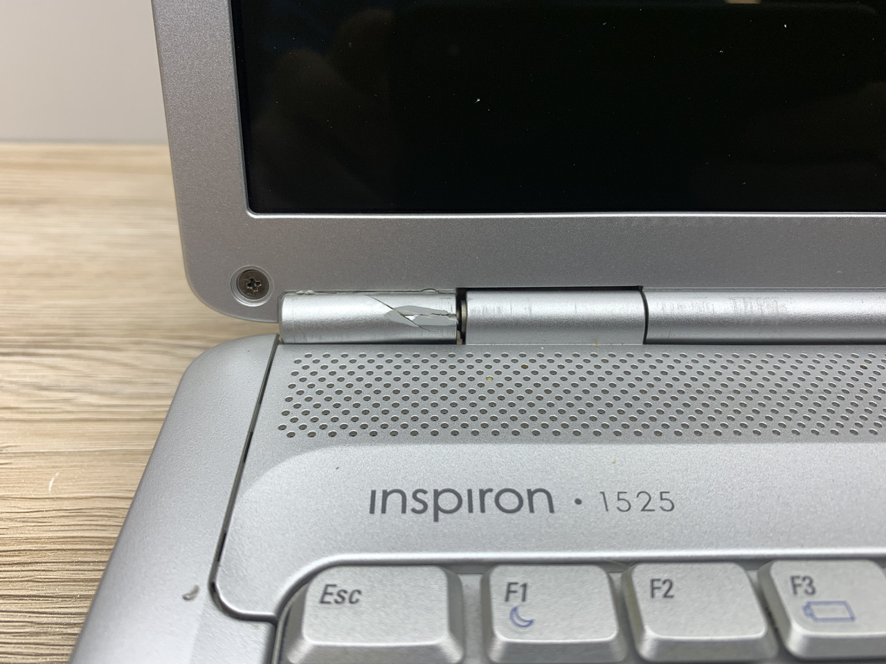 Б/в Ноутбук Dell Inspiron 1525 / Intel Core 2 Duo T8100 / 4 Гб / HDD 320 Гб / Клас B (не працює батарея)