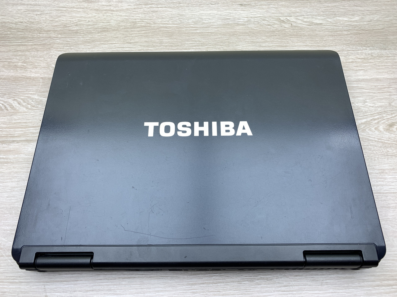 Б/в Ноутбук Toshiba Satelite L40-17T / Intel Pentium T2330 / 2 Гб / 250 Гб / Клас B (не працює батарея)