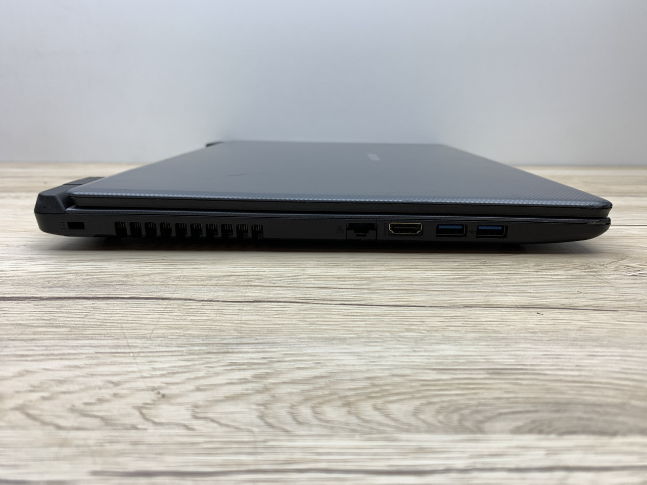 Б/в Ноутбук Medion P6678 Intel Core i5-7200U / 8 Гб / SSD 120 Гб + HDD 500 Гб / Клас В (не працює батарея)
