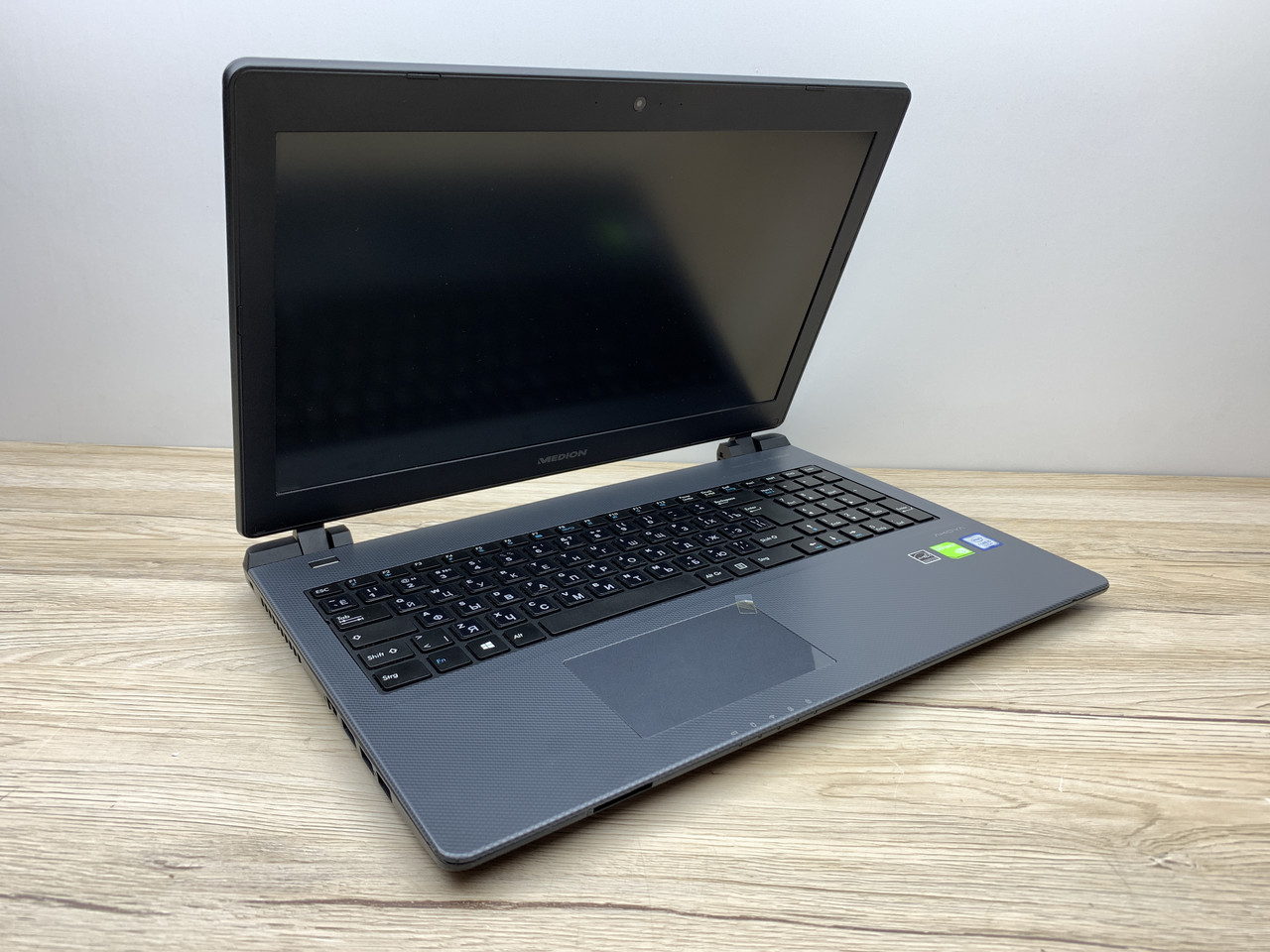 Б/в Ноутбук Medion P6678 Intel Core i5-7200U / 8 Гб / SSD 120 Гб + HDD 500 Гб / Клас В (не працює батарея)