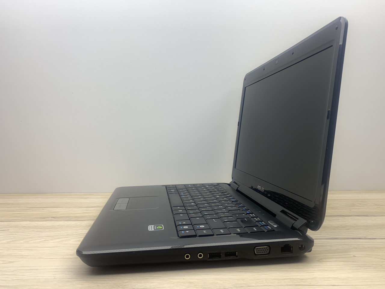 Б/в Ноутбук Asus K40IN / Intel Core 2 Duo P8700 / 4 Гб / HDD 320 Гб / Клас B (не працює батарея)