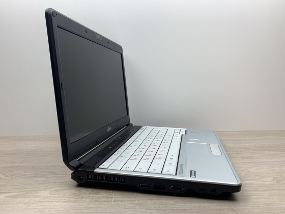 Б/в Ноутбук Fujitsu Lifebook S761 / Intel Core i3-2370M / 4 Гб / 120 Гб / Клас B