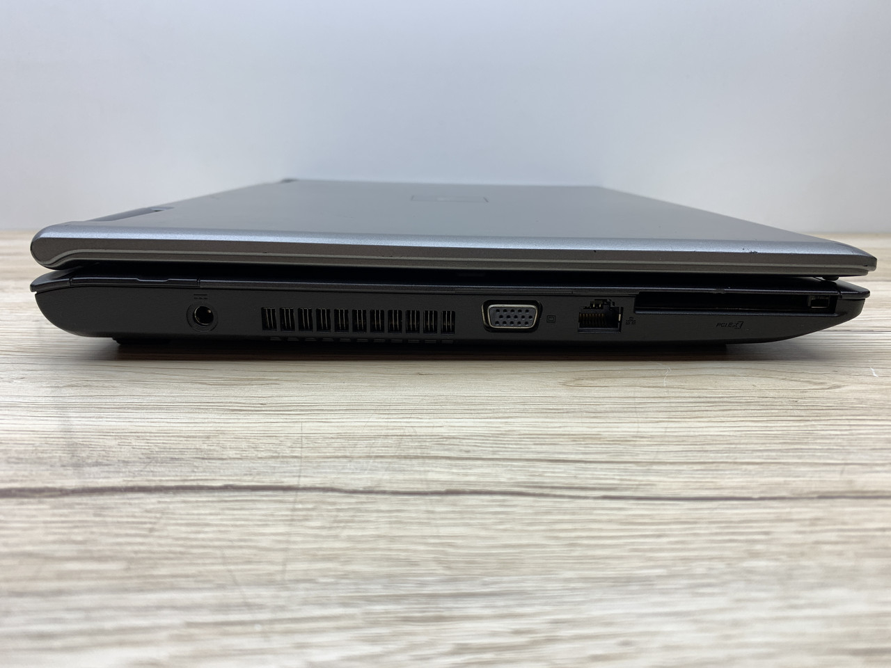 Б/в Ноутбук Fujitsu Siemens Espirimo V5555 Intel Core 2 Duo T5850 / 3 Гб / SSD 120 Гб / Клас В