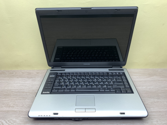 Б/в Ноутбук Toshiba A135-s2276 / Intel Pentium T2060 / 2 Гб / 250 Гб / Клас B (не працює батарея)